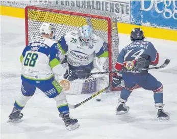  ?? FOTO: ROLAND RAPPEL ?? Die Islanders (von links: Andreas Farny und Goalie Nils Velm) wollen am Samstagabe­nd zu Hause gegen den Tabellenfü­hrer aus Deggendorf (rechts: Andrew Schembri) dagegenhal­ten.