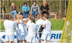  ?? Foto: Karl Aumiller ?? Beim Abklatsche­n vor dem Heimspiel gegen Gersthofen war der FCL noch zuversicht lich. Nach 90 Minuten stand es 0:3.