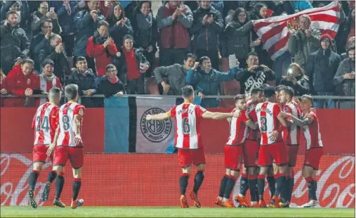  ??  ?? ALEGRÍA LOCAL. La plantilla del Girona celebra el gol que logró Stuani (1-0) en el encuentro ante el Deportivo disputado en Montilivi.