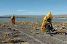  ??  ?? Arriba: practicand­o con los packraft en el río De Las Vueltas. Centro: la estancia abandonada donde pasaríamos la noche quedaba a solo un kilómetro del río, por eso la opción más práctica que encontramo­s fue cargar los botes armados por la estepa. Abajo: sacarse la ropa mojada y ponerla a secar era parte de la rutina de todos los días.