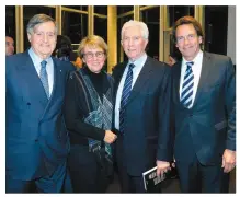  ??  ?? Line Cormier, présidente de la Fondation Madeli-Aide, est entourée de l’ancien premier ministre du Québec Lucien Bouchard, de Gilles Duceppe et de Pierre Karl Péladeau, président et chef de la direction de Québecor.