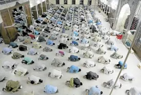  ?? —AP ?? TOO DANGEROUS Muslims pray at a mosque in Karachi, Pakistan, on April 19 ahead of the holy month of Ramadan.