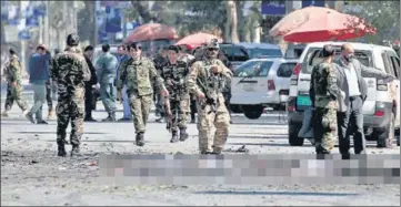  ?? REUTERS ?? ■ Afghan security forces arrive at the site of a deadly blast in Kabul on Tuesday.
