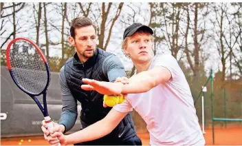  ?? FOTO: RTL ?? Bruno Alexander schlüpft in die Rolle des jungen Boris Becker. Für die Produktion des Rtl-films bereitete er sich mit Tennistrai­ner Christoph Radecke intensiv vor.