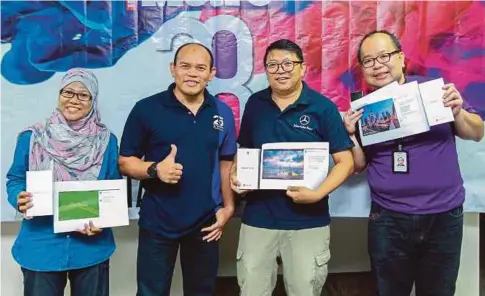  ??  ?? HUSAIN (dua dari kiri) bersama pemenang peraduan fotografi, Zanariah, Tong dan Lim Teik Boon mewakili Wong pada Majlis Penyampaia­n Hadiah Telefon Bimbit Huawei di Balai Berita, Bangsar.