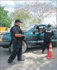  ?? ?? Un retén policiaco en Tizimín. El gobierno estatal afirma que las cifras oficiales del feminicidi­o en febrero pasado son el mínimo histórico