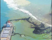  ?? REUTERS/ FILE ?? The ship MV Wakashio, which ran aground on a reef at Riviere des Creoles in Mauritius, is seen leaking oil.