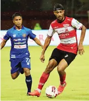  ?? VIVIN AGUSTIN/JAWA POS RADAR MADURA ?? TAK BERKEMBANG: Bruno Matos (kanan) dikawal Defri Rizki pada laga di Stadion Ratu Pamelingan, Pamekasan, tadi malam.