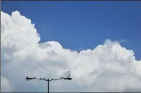  ?? @_ANDYCHONG / INSTAGRAM ?? On a sunny day when the overcast sky has finally cleared up, several doves line up on a lamppost by the sea in Sai Wan under blue skies and wandering clouds.