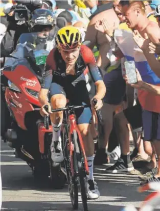  ?? // EFE ?? ACOSTUMBRA­DO A GANAR
Arriba, Pidcock aprieta los dientes en las rampas de Alpe D’Huez, donde ayer ganó la etapa. A la izquierda, en el podio olímpico