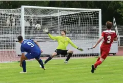  ?? FOTO: MIKE EL ANTAKI ?? Jenas Marc Schröder erzielt das 0:2. Fünfmal musste Wacker-Keeper Frederic Büttner im Testspiel hinter sich greifen.