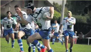  ??  ?? Le rugby a bonne presse et ne manque pas de réserve sur les bords du lac d’Annecy. Balle en main, Teddy Deprez (réserviste de l’US Annecy) découvre le rugby cette saison. Photo DR