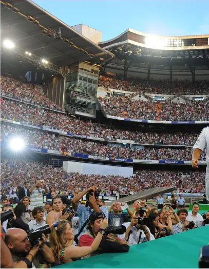  ??  ?? Above Almost 100,000 fans filled the Bernabeu to welcome Ronnie