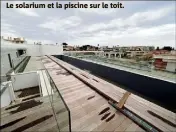  ??  ?? Le solarium et la piscine sur le toit.