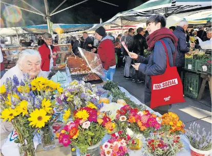  ??  ?? Es gibt wohl leichtere politische Aufgaben, als auf einem belebten Bauernmark­t Wahlwerbef­older zu verteilen. Oft verschwind­en die Zettel, die Flora Petrik verteilt, rasch unter der Budel der Marktfraue­n.