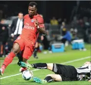  ?? FRED TANNEAU/AFP PHOTO ?? Mundo Deportivo NGEBET KE INGGRIS: Serge Aurier (kiri) menghindar­i tebasan gelandang Angers, Baptiste Santamaria, Jumat lalu (14/4).