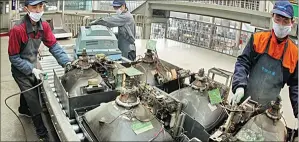  ?? PROVIDED TO CHINA DAILY ?? Workers dismantle scrapped TV sets at a recycling company in Beijing.