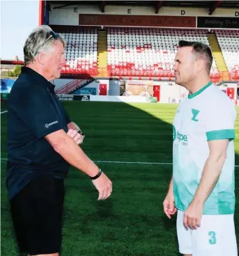  ??  ?? Great day Frank Mcavennie and Barry Hughes discuss tactics prior to the game