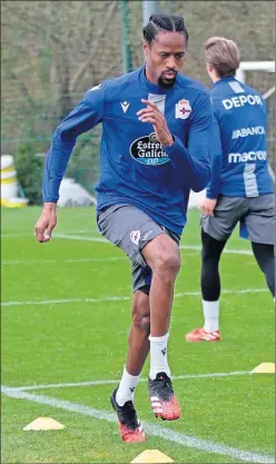  ??  ?? Abdoulaye Ba, en un entrenamie­nto del Deportivo en Abegondo.