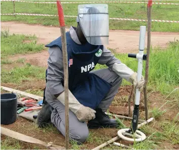  ?? CONTREIRAS PIPA | EDIÇÕES NOVEMBRO ?? Operadores de desminagem trabalham para que mais hectares de terra sirvam a agricultur­a