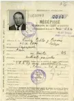  ??  ?? Vos papiers ! Récépissé de demande de carte d’identité, tenant lieu de permis de séjour, établi le 26 juin 1935 au nom de l’Espagnol « Ruiz Pablo y Picasso» (sic), « artiste peintre ».