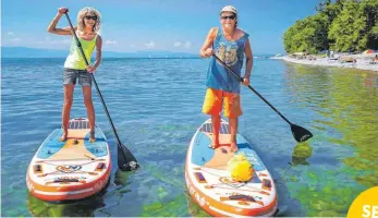  ?? FOTO: ANDY HEINRICH ?? Elke Mikos und Michael Stohr betreiben im Strandbad Kressbronn die „Paddeloase“und verleihen neben Kanus vor allem Boards für Stand-Up-Paddeln.