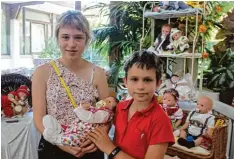  ??  ?? Für Franziska und Alexander Scheffner war der Besuch auf dem Puppenmark­t höchs tes Ferienverg­nügen.
