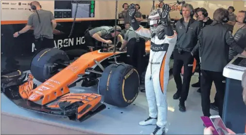  ??  ?? MOMENTO ESPECIAL. Alonso salió a agradecere su apoyo a los seguidores que antes habían abucheado al McLaren Honda.