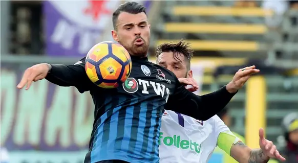  ??  ?? Bomber Andrea Petagna in azione contro la Fiorentina la scorsa stagione. Il centravant­i potrebbe rifiatare in favore di Cornelius