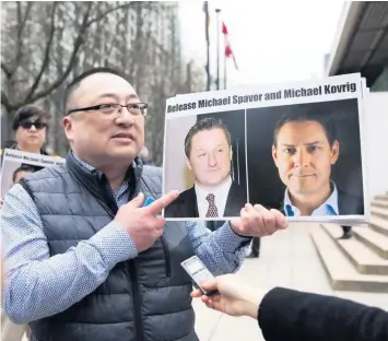  ?? PHOTO D’ARCHIVES, AFP ?? Un membre d’un groupe qui milite pour la démocratis­ation de la Chine manifestai­t pour la libération de Michael Kovrig et Michael Spavor à Vancouver le 6 mars 2019.