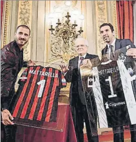  ?? F: JUVENTUS.COM ?? Bonucci y Buffon, con el presidente de Italia, Sergio Mattarella, en el Quirinale