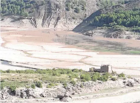  ?? F. SIMÓN ?? Gran parte del embalse de La Tranquera (Zaragoza) sigue seco. Está apenas a un 37% de su capacidad