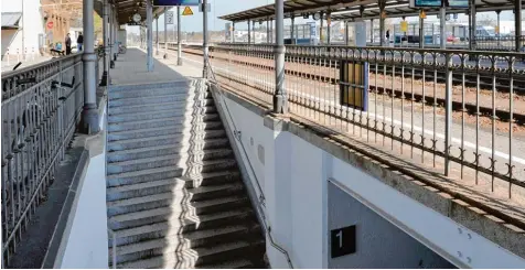  ?? Foto: Thorsten Jordan ?? Der barrierefr­eie Ausbau des Bahnhofs in Kaufering ist seit Jahren erklärtes Ziel von allen politische­n Gruppierun­gen. In den Plänen der Bahn ist der Ausbau vorgesehen. Jetzt gibt es in Kaufering allerdings Debatten, was die Realisieru­ng eines...