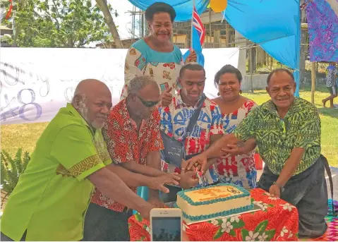  ?? Photo: KELERA SOVASIGA-TUISAWAU ?? Fiji Airways 7s rugby men’s captain, Waisea Nacuqu, with his family in Votua Village whilst celebratin­g the Rugby World Cup 7s on Thursday.