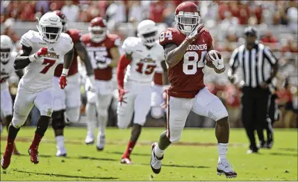  ?? BRETT DEERING / GETTY IMAGES ?? Oklahoma wide receiver Lee Morris breaks away from the FAU defense for a 65-yard touchdown reception Saturday. The Sooners had three 65-yard touchdowns (two receiving, one running) and put up 650 yards of offense against the Owls.