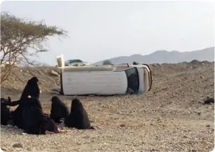  ??  ?? معلمات يجلسن في العراء بعد انقالب مركبتهن على طريق الليث خالل ذهابهن لمدرستهن في قرية بجالة منتصف شعبان الماضي. (عكاظ)