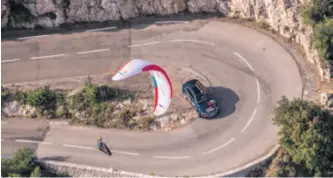  ??  ?? PARAGLAJDI­NG je bio jedan od najvažniji­h elemenata utrke, a da bi se to uspješno odradilo važno je biti dobar pilot