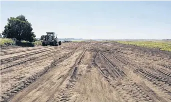  ?? AGENCIA MONTE HERMOSO ?? Las máquinas están nivelando un área de 900 metros de largo por 50 de ancho.