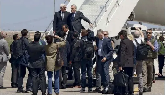  ??  ?? Soucieux d’associer ses partenaire­s européens dans ses démarches diplomatiq­ues, Jean-Marc Ayrault arrive à Tripoli en Libye avec son homologue allemand, Frank-Walter Steinmeier, le 16 avril 2016.