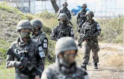  ??  ?? Homosexual­ität ist in der südkoreani­schen Armee verboten. Denn „abnorme Sexualprak­tiken“, wie es offiziell heißt, könnten die Kampfberei­tschaft der Truppen schwächen.