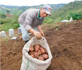  ?? FOTO MANUEL SALDARRIAG­A ?? Gunter Pauli recomendó mirar al campo y sus riquezas y, sobre todo, aprender del trabajo de los campesinos.