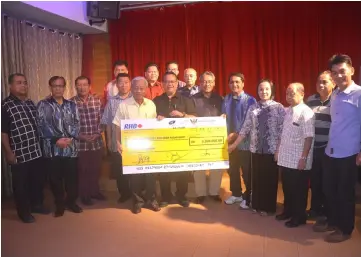  ??  ?? Reverend Steward Damat (fifth right) receives a mock cheque for RM3 million from Masing (front, eighth right) for the constructi­on of a new Methodist Iban Church in Kapit.