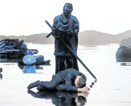  ?? BILD: SN/BREGENZER FESTSPIELE/KARL FORSTER ?? Hamlet (Pavel Cernoch) liegt vor den Füßen des Geists (Gianluca Buratto).