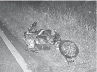  ??  ?? BERKECAI: Keadaan motosikal mangsa selepas bertembung dengan van dalam kemalangan di Jalan Kuching-Sri Aman, kelmarin.