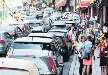  ?? PERE DURAN / NORD MEDIA ?? Los supermerca­dos de La Jonquera son parada y fonda para muchos turistas galos