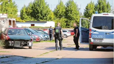  ?? Foto: Karina Hessland Wissel, dpa ?? Polizisten waren am Donnerstag am Stadtrand von Erfurt auf der Suche nach dem Messerangr­eifer.