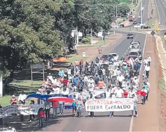  ??  ?? Manifestan­tes de Juan E. O’Leary que rechazan la destitució­n del intendente Francisco Amarilla (PLRA), de la citada comuna, marcharon el lunes sobre la ruta PY02, cerrándola parcialmen­te.