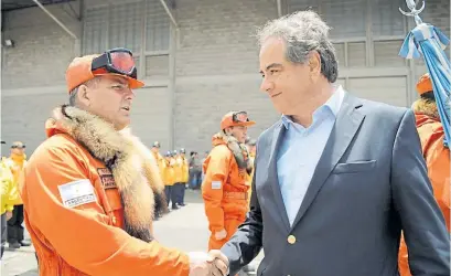  ??  ?? Retirada. El ministro de Defensa, Julio Martínez, saluda a oficiales del Ejercito. Será candidato en La Rioja.