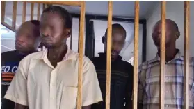  ??  ?? Peine maximale. En Ouganda, les braconnier­s risquent jusqu’à dix ans de prison. Les quatre suspects ci-dessus ont été arrêtés en mai dans le parc national de Murchison Falls.