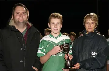  ??  ?? Jayden Cheevers, the James’ captain, with Dean Goodison representi­ng People Newspapers (sponsors) and Angela McCormack of Coiste na nOg Loch Garman.